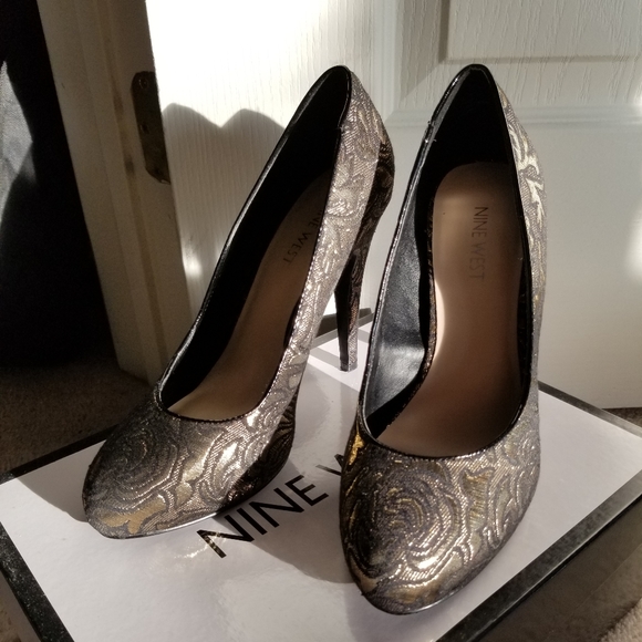NINE WEST Formal Gold Patterned Pumps - Picture 3 of 6